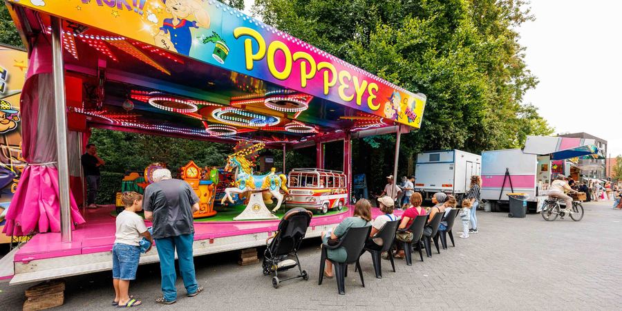 Foto kermis op de Karel de Preterlei in Borgerhout. Kermispret in de wijk rond het Te Boelaarpark. Met leuke kermiskramen voor kinderen en lekkernijen zoals smoutebollen en frietjes.